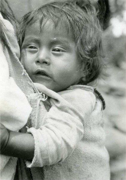 Arhuaco Kind in der Trage auf dem Rücken der Mutter hängend.