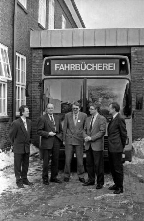 Fahrbücherei des Kreises Stormarn: Präsentation des neuen Bücherbusses