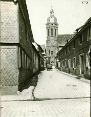 Straßenbild mit Kirche
