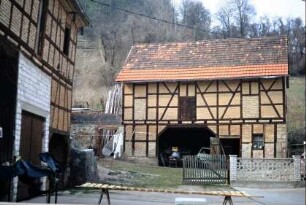 Blick in einen Hof; zwei Scheunen