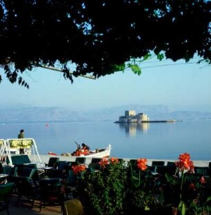 Nauplia. Blick von der Promenade auf die Insel Burtsi und den Argolischen Golf