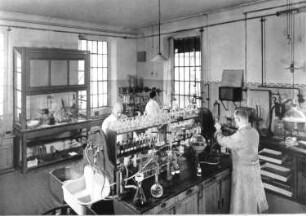 Firma Gehe & Co. AG, Handlungsgebäude Leipziger Straße 7/13. Organisch-pharmazeutisches Versuchslaboratorium. Reproduktion nach Fotografie. Abb. Seite 91 in: 100 Jahre Gehe. Geschichte der Firma Gehe & Co., A.G., Dresden 1835/1935. Dresden: W. Limpert, 1935. Dresden: SLUB 34.4.1589