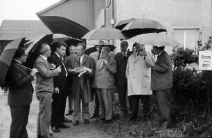 Pfullingen: Straßenbesichtigung mit Regierungspräsident Dichtel, unterm Regenschirm