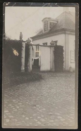 Haus von geplasterter Straße aus, beschriftet: "Rodaun"