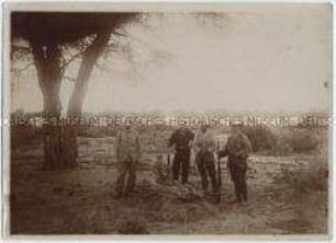 Offiziere und Soldaten der Schutztruppe für Deutsch-Südwestafrika am Grab eines in Omaruru gefallenen Kameraden