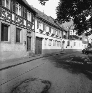 Oestrich-Winkel, Friedensplatz 13