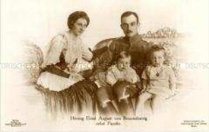 Ernst August und Viktoria Luise von Braunschweig mit ihren Söhnen