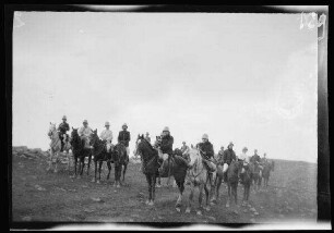 "Ras Medua (= Medouah) und die Kertpositionen (=Quert)": [Monte Uixan (?) (=Jebel Ouichane, Provinz Nador, Marokko):] General Ramos ("Div. organica") mit Stab [des spanischen 10. Kavallerie-Regiments "Alcántara" (?)] in hellgestreiften Uniformhosen, hellen und dunklen Uniformjacken und Tropenhelmen auf einer Anhöhe (Vorderansicht)