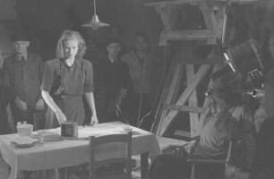 Aufnahmen vom Dreh des ersten deutschen Trümmerfilms "Die Mörder sind unter uns" durch die DEFA : Szene mit Hildegard Knef