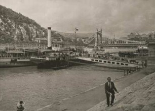 Ungarn. Budapest. Blick über die Donau zum Stadtteil Buda. Im Vordergrund ein Schaufelraddampfer an der Anlegestelle. Im Hintergrund die historische Elisabethbrücke