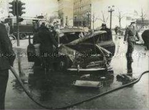 Feuerwehr löscht brennendes Auto in Berlin (West)