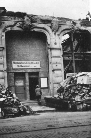 Behelsmäßiger Eingangsbereich zum zerstörten Gebäude der Allgemeinen Deutschen Credit-Anstalt in der Goethestraße