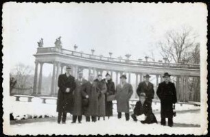 Zum Gruppenportrait aufgestellte Teilnehmer einer Reisegruppe mit Geschäftsleuten aus Bulgarien um Hristo Petrow Dimitrow vor den Arkaden von Schloss Sanssouci in Potsdam