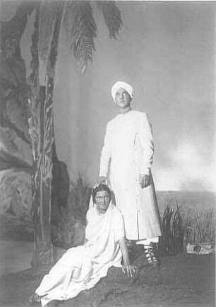 Szenenbild aus "Die Verführung des Heiligen" von Felix Langer. Dresden: Albert-Theater, 06.02.1930