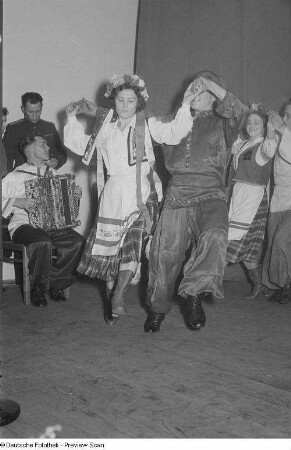 Tanzgruppe einer Kulturveranstaltung der HO Industriewaren Leipzig-Stadt im Rahmen des Monats der Deutsch-Sowjetischen Freundschaft