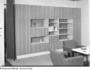 Anbauwand : Musterwohnzimmer. Anbauwand und Sitzgruppe