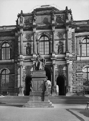 Dresden, Zwinger : Dresden-Altstadt, Zwinger. Gemäldegalerie mit Denkmal König Friedrich Augusts I.