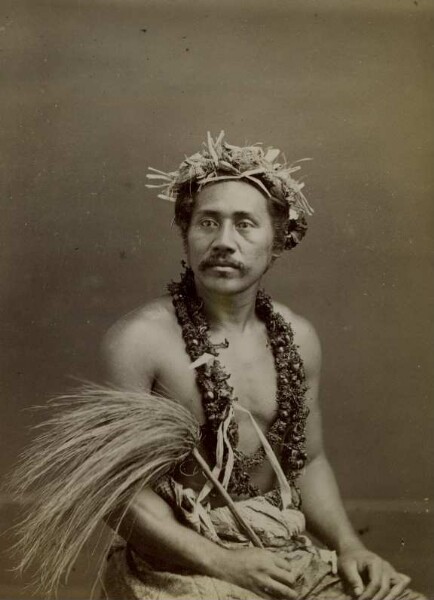 "Mann mit Kopf- und Armschmuck, Werkzeug in der Hand, Samoa-Ins."