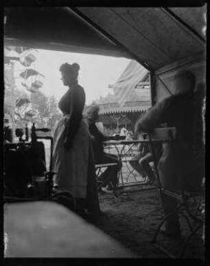Ohne Titel (Frau, aus einem Bierzelt blickend)