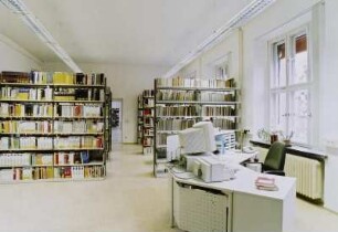 Dienstplatz der Auskunft und Freihandbereich Monografien und Zeitschriften : Dresden-Johannstadt, Hans-Grundig-Straße 25 (Gebäude der Fakultät Informatik der TU Dresden). Sächsische Landesbibliothek - Staats- und Universitätsbibliothek Dresden. Zweigbibliothek Informatik. Dienstplatz der Auskunft und Freihandbereich Monografien und Zeitschriften