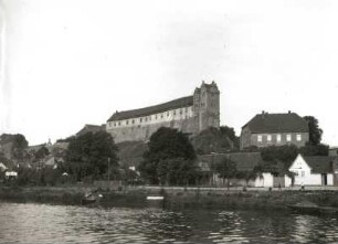Wettin. Burg (961 genannt). Blick über die Saale