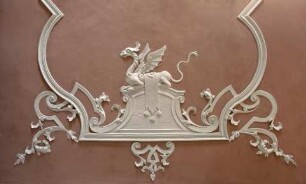 Flatternder Drache unter einer gestickten Stola