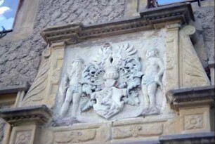 Wappentafel über der Eingangstür der Kemenate, Jahreszahl 1558