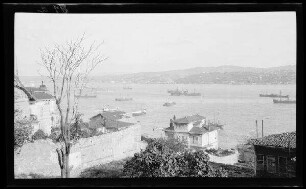 Blick von Taxim (Stadt Istanbul, Türkei) über den Bosporus (= Meerenge, Istanbul, Türkei) nach Asien