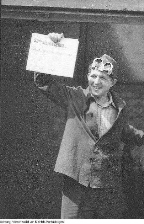 Sächsische Zeitung (SZ), Unterschriftensammlung und Demonstration für Manolis Glezos, Selbstbedienungs-Zeitungskiosk, Arbeiter mit Titelbild der SZ, Pressefest im VEB Schreibmaschinenwerk Dresden, u.a., Januar 1958 - 1960