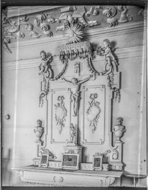 Buseckhof: Obere Karolinenstr. 6, Hauskapelle - Altar