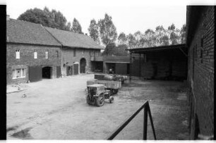 Hof mit Traktor