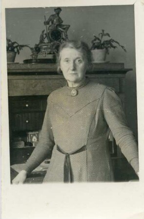 Porträt der Fotografin Ursula Richter, aufgenommen in Dranske auf Rügen