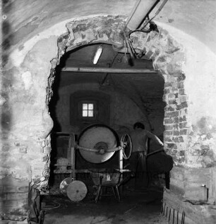 Restaurierung: Kellergewölbe: zwei Arbeiter, Beton-Trommelmischer, Schubkarre: Kellerfenster