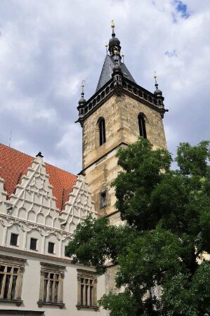Rathaus : Turm und Hauptgebäude des Neustädter Rathauses am Karlsplatz