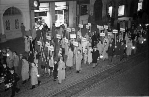 Freiburg: Schweigemarsch, von oben, Tafelträger