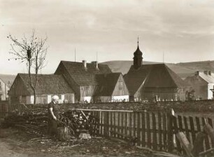 Fleyh (heute Fláje / Tschechien). Ortsteilansicht mit Friedhof und Kirche