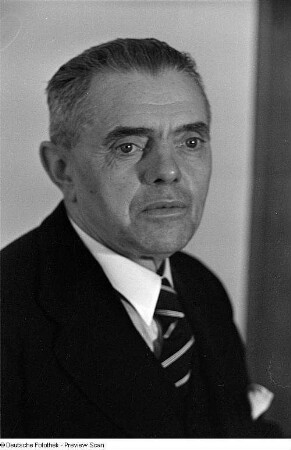 Porträtaufnahmen des Politikers Ottomar Geschke, 1945-1946 Stadtrat für Sozialwesen