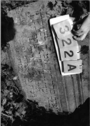 Grabstein 322 (Index: 99791712) Material: Sandstein Zustand: gut, Stele weggebrochen Maße HxBxT: 63x75x42 cm Beschreibung: Stele, profilierter Sockel: Grabstein 322A