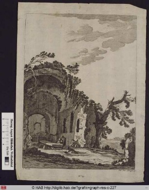 Drei Menschen in einer bewaldeten Ruine neben einem Gewässer.
