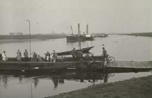Elbe bei Mühlberg, Wagenfähre : Elbe bei Mühlberg. Mühlberger Gierseilfähre mit Fahrgästen und Fährmann, dahinter Schaufelraddampfer der Ö.N.W. und Lastkähne. Im Hintergrund Mühlberg