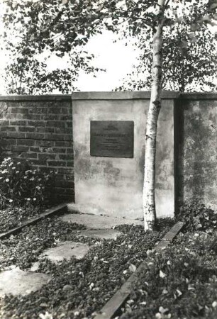 Moritzburg, Grabplatte der 1. Grabstätte für Käthe Kollwitz (gestorben 22.04.1945)
