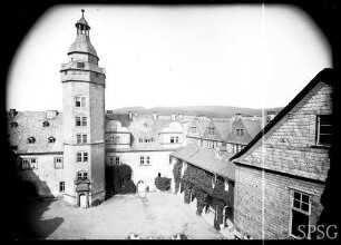 Weilburg an der Lahn, Schloss, Schlossplatz mit Hochschloss mit Stadtpfeifferturm.