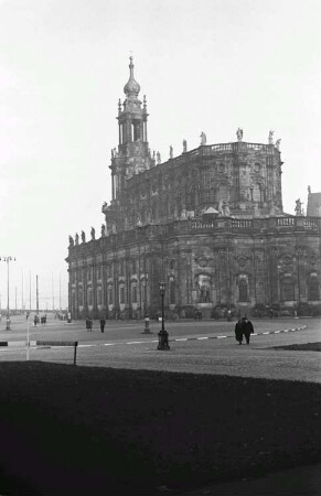 Dresden-Altstadt. Blick vom Theaterplatz zur Hofkirche