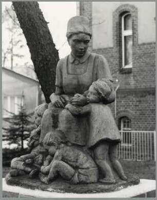 11. „Krankenschwester mit Kindern“, Gelände Sozialamt, Thiemstraße, Cottbus
