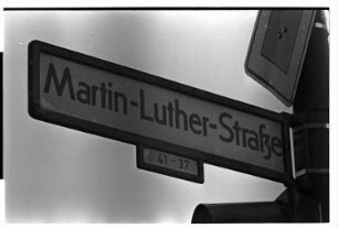 Kleinbildnegative: Straßenbeschilderung, Martin-Luther-Straße, 1983