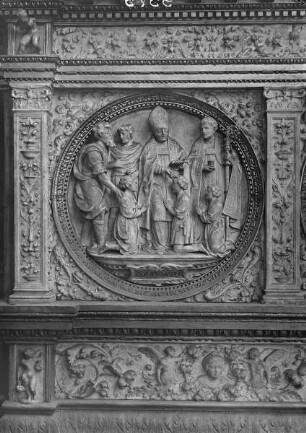 Alabasteraltar von Jean Mone mit Darstellungen der sieben Sakramente — Priesterweihe