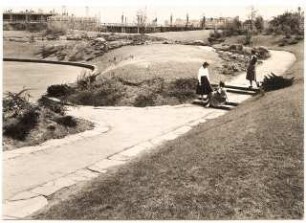 Grünflächen an der Liebfrauenschule, Köln: Garten mit Plattenweg