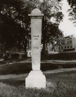 Halbmeilensäule (Kopie mit originalem Kopfstück)