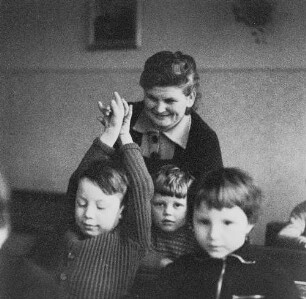 Herzogswalde. Allgemeinbildende polytechnische Oberschule. Schulklasse mit Lehrerin Frau Gotsche