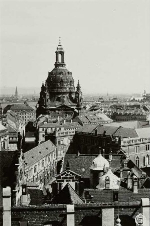 Dresden. Blick vom Schloßturm über den Stallhof nach Ostsüdosten zur Frauenkirche